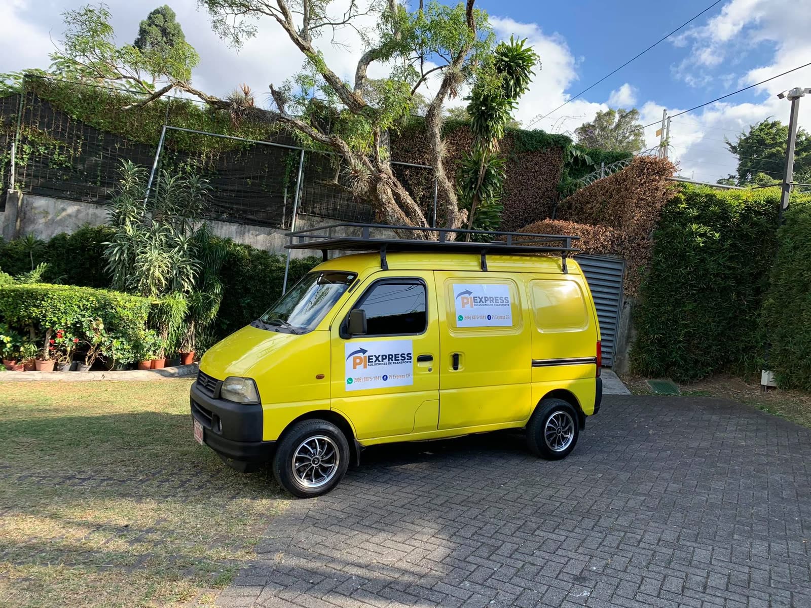 Panel amarillo de PI Express listo para salir a ruta